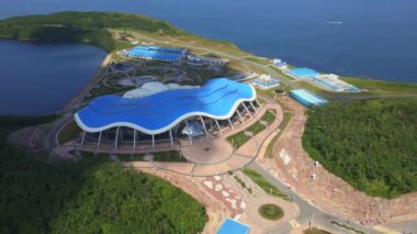 Hava görüntüsü. Vladivostok şehrindeki Russky Adası 'ndaki okyanus.