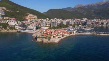 Hava videosu. Yavaş çekim yap. Budva 'nın Eski Kenti Karadağ' da popüler turizm beldesi