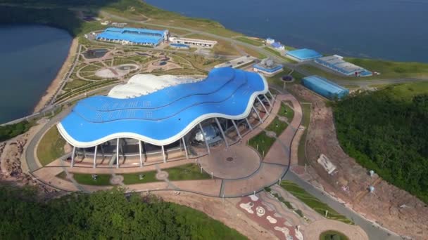Légi felvétel. Az oceanárium a ruszki szigeten Vlagyivosztok városában — Stock videók