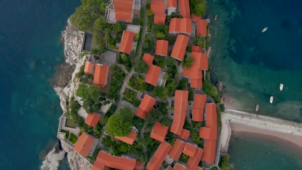 Luchtfoto 's. Slowmotion video van het eiland Sveti Stefan. Beroemde toeristische locatie in de buurt van de stad Budva. Reizen naar Montenegro — Stockvideo