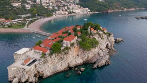 Luftaufnahme. Zeitlupenvideo von der Insel Sveti Stefan. Berühmte touristische Lage in der Nähe der Stadt Budva. Reisen nach Montenegro — Stockvideo