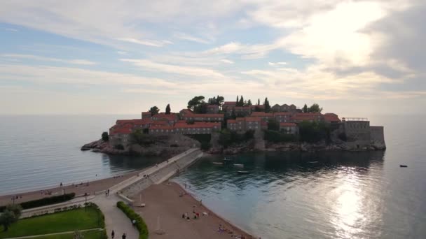 Hava görüntüsü. Sveti Stefan adasının yavaş çekim videosu. Budva şehrinin yakınlarında ünlü bir turistik mekan. Karadağ 'a Seyahat — Stok video