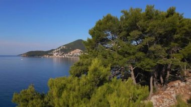 Yavaş çekim hava görüntüsü. Karadağ 'da popüler bir turizm beldesi olan Budva kenti. Açılış vuruşu