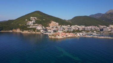 Hava videosu. Yavaş çekim yap. Budva 'nın Eski Kenti Karadağ' da popüler turizm beldesi