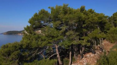 Yavaş çekim hava görüntüsü. Karadağ 'da popüler bir turizm beldesi olan Budva kenti. Açılış vuruşu
