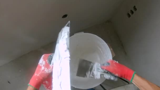 Ataque de POV. Um homem mestre pintor reboca a parede — Vídeo de Stock