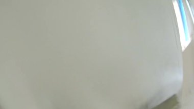 Pov atışı. Usta bir ressam duvara sıva yapıyor.