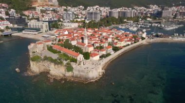 Hava videosu. Yavaş çekim yap. Budva 'nın Eski Kenti Karadağ' da popüler turizm beldesi