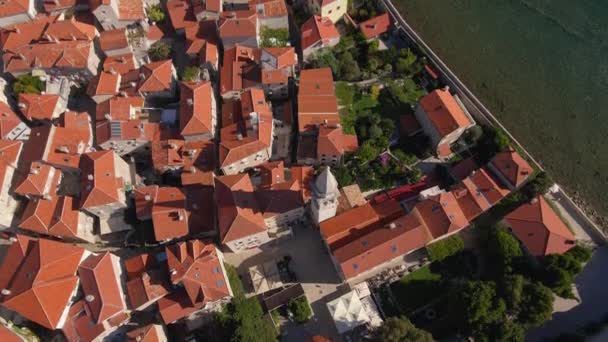 Vídeo aéreo. Tiro em câmara lenta. Cidade Velha da cidade de Budva destino turístico popular em Montenegro — Vídeo de Stock