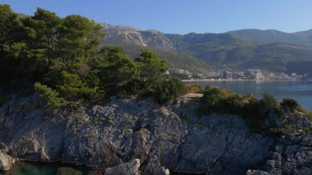 Vídeo aéreo en cámara lenta. La ciudad de Budva, vista de la playa de Bechichi o Becici, un lugar turístico popular en Montenegro. Disparo revelador — Vídeos de Stock