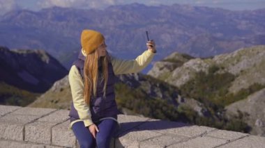 Genç bir kadın gezgin Lovcen dağının tepesindeki manzara noktasını ziyaret eder. Petar II Petroviç-Njegos Anıtmezarı