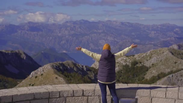 Une jeune voyageuse visite le point de vue sur le sommet de la montagne Lovcen. Le mausolée de Petar II Petrovic-Njegos — Video