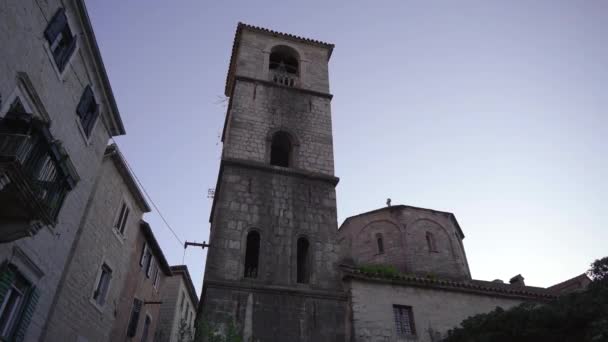 Building in the Old town of Kotor in Montenegro. Travel to Montenegro concept. A world heritage site. Handheld shot — Vídeo de Stock