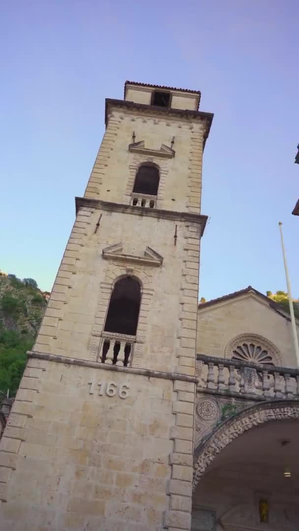 A chirch in the Old town of Kotor in Montenegro. Travel to Montenegro concept. A world heritage site. Handheld shot — Vídeo de Stock