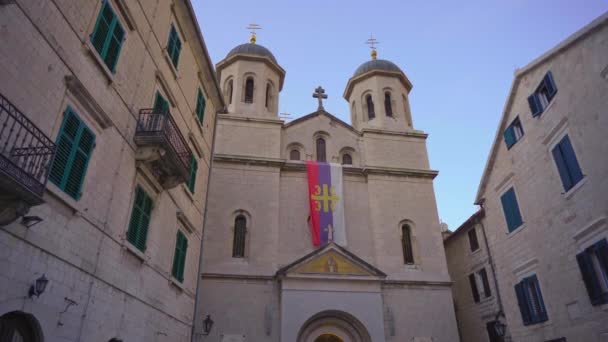 A chirch in the Old town of Kotor in Montenegro. Travel to Montenegro concept. A world heritage site. Handheld shot — Vídeo de Stock