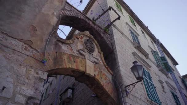 Budynek na Starym Mieście Kotor w Czarnogórze. Podróż do Czarnogóry. Światowe dziedzictwo. Strzał ręczny — Wideo stockowe