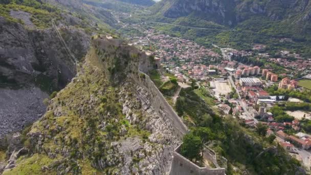Letecký snímek pevnosti St John San Giovanni nad Starým městem Kotor, slavné turistické místo v Černé Hoře. — Stock video