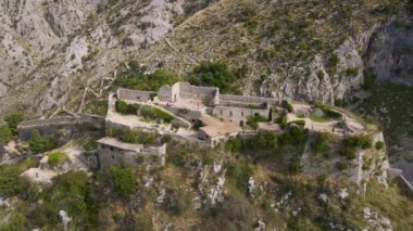 Karadağ 'ın ünlü turizm merkezi olan Eski Kotor Kasabası üzerindeki St. John San Giovanni kalesinin hava görüntüsü..
