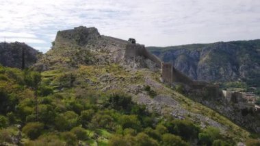 Karadağ 'ın ünlü turizm merkezi olan Eski Kotor Kasabası üzerindeki St. John San Giovanni kalesinin hava görüntüsü..
