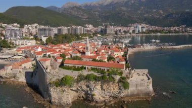 Hava videosu. Yavaş çekim yap. Budva 'nın Eski Kenti Karadağ' da popüler turizm beldesi