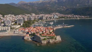 Hava videosu. Yavaş çekim yap. Budva 'nın Eski Kenti Karadağ' da popüler turizm beldesi