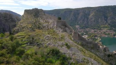 Karadağ 'ın ünlü turizm merkezi olan Eski Kotor Kasabası üzerindeki St. John San Giovanni kalesinin hava görüntüsü..