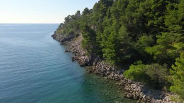 Yavaş çekim hava görüntüsü. Budva şehri, Budva ile Bechichi plajı arasındaki kayanın manzarası.