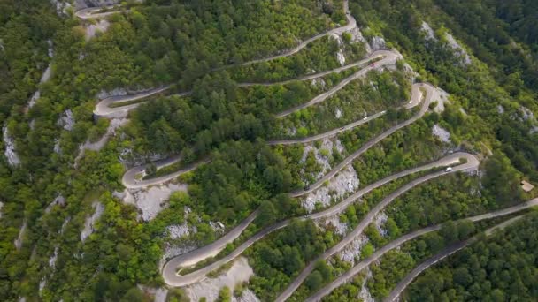 Vídeo aéreo. Fotografía en cámara lenta de la serpentina Kotor o kanice Kotorske en Montenegro. Un famoso camino que conduce a la montaña Lovchen. — Vídeo de stock