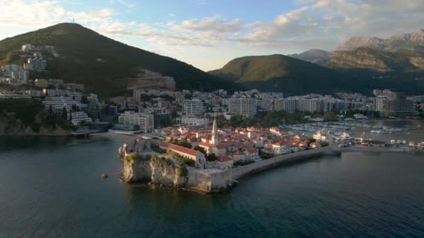 Légi felvétel. Lassított felvétel. Az Óváros a város Budva népszerű turisztikai célpont Montenegróban. Napnyugtakor. — Stock videók