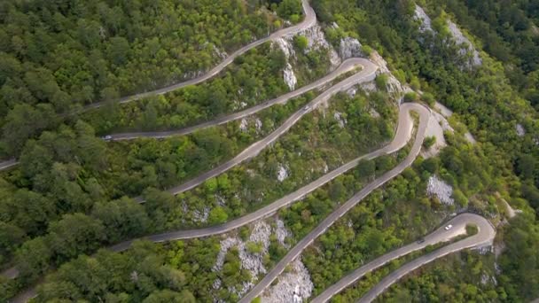 Vídeo aéreo. Fotografía en cámara lenta de la serpentina Kotor o kanice Kotorske en Montenegro. Un famoso camino que conduce a la montaña Lovchen. — Vídeo de stock