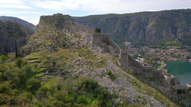 Αεροφωτογραφία του φρουρίου του Αγίου Ιωάννη San Giovanni πάνω από την Παλιά Πόλη του Κοτόρ, το διάσημο τουριστικό σημείο στο Μαυροβούνιο. — Αρχείο Βίντεο