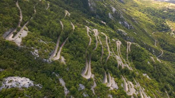 Воздушное видео. Slowmotion shot of the Kotor serpentine or Kotorske kanice в Черногории. Знаменитая дорога, ведущая к горе Ловчен. — стоковое видео