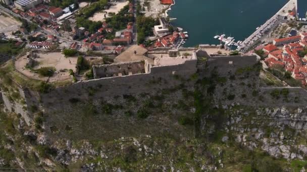 Letecký snímek pevnosti St John San Giovanni nad Starým městem Kotor, slavné turistické místo v Černé Hoře. — Stock video