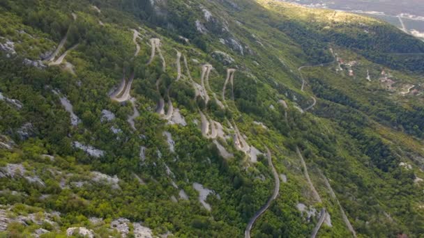 Воздушное видео. Slowmotion shot of the Kotor serpentine or Kotorske kanice в Черногории. Знаменитая дорога, ведущая к горе Ловчен. — стоковое видео