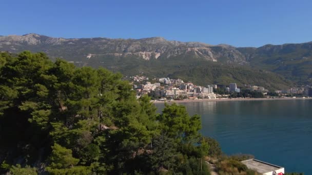 Vídeo aéreo en cámara lenta. La ciudad de Budva, vista de la playa de Bechichi o Becici, un lugar turístico popular en Montenegro. Disparo revelador — Vídeos de Stock