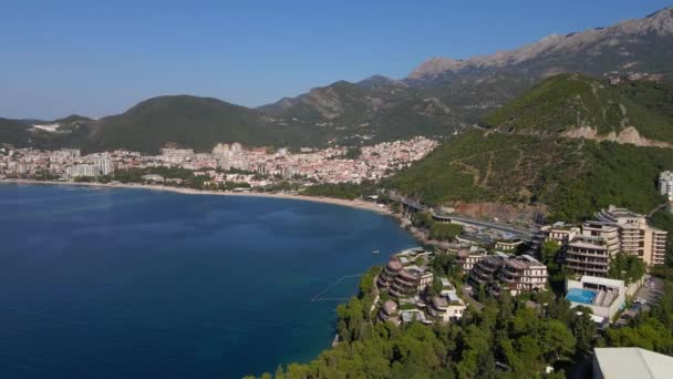 Långsamma rörelser, flygfilm. Staden Budva, ett populärt turistmål i Montenegro — Stockvideo