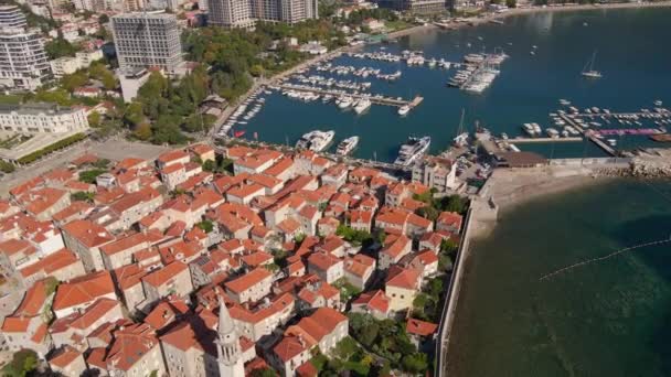 Luftaufnahmen. Zeitlupenschuss. Die Altstadt der Stadt Budva beliebtes Touristenziel in Montenegro — Stockvideo