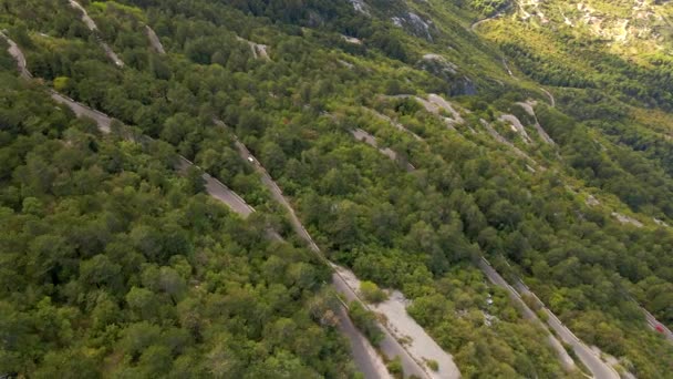 항공 영상이요. Slowmotion shot of the Kotor serpentine or Kotorske kanice in Montenegro 몬테네그로 에서 촬영. 로젠 산으로 가는 유명 한 길. — 비디오