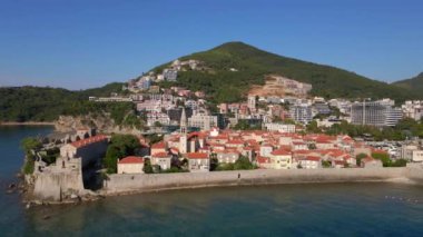 Hava videosu. Yavaş çekim yap. Budva 'nın Eski Kenti Karadağ' da popüler turizm beldesi