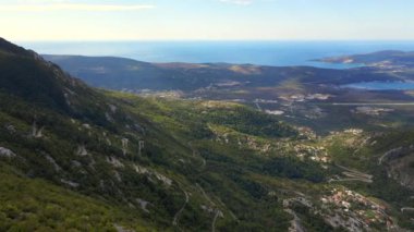 Karadağ 'daki Kotor kentinin hava görüntüsü. Çok yüksekten vurulmuş. Kamera soldan sağa yansır