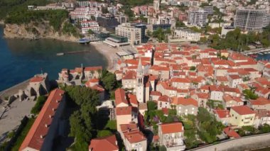Hava videosu. Yavaş çekim yap. Budva 'nın Eski Kenti Karadağ' da popüler turizm beldesi