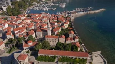 Hava videosu. Yavaş çekim yap. Budva 'nın Eski Kenti Karadağ' da popüler turizm beldesi