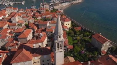 Hava videosu. Yavaş çekim yap. Budva 'nın Eski Kenti Karadağ' da popüler turizm beldesi