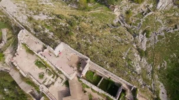 Fotografia aérea da fortaleza St John San Giovanni sobre a Cidade Velha de Kotor, o famoso ponto turístico em Montenegro. — Vídeo de Stock