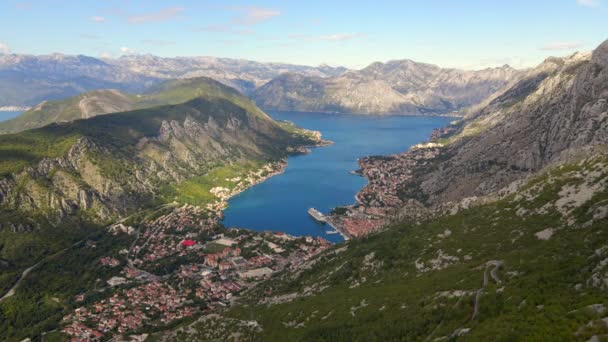 Luchtopname van de stad Kotor in Montenegro. Schot echt hoog van de — Stockvideo