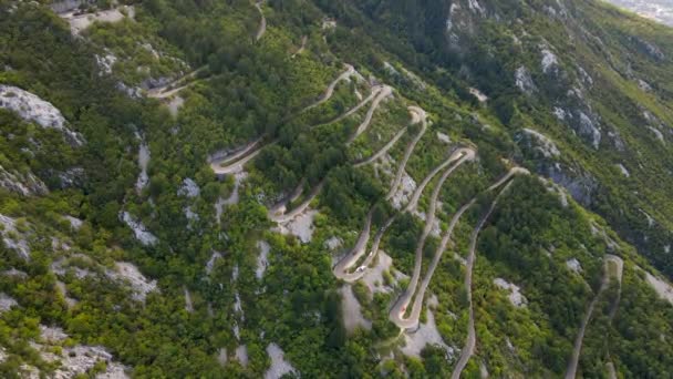 Воздушное видео. Slowmotion shot of the Kotor serpentine or Kotorske kanice в Черногории. Знаменитая дорога, ведущая к горе Ловчен. — стоковое видео
