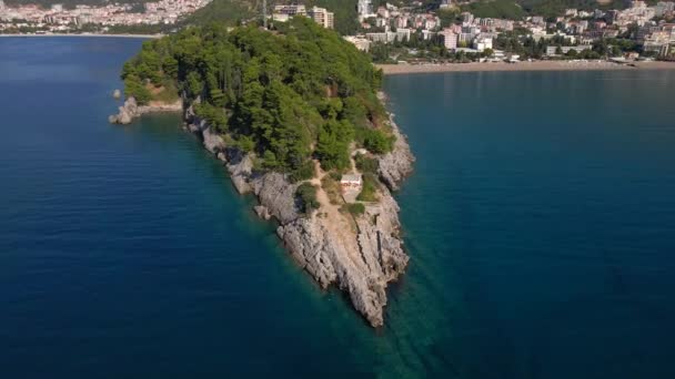 Медленное воздушное видео. Город Будва, вид на пляж Бечичи или Бечичи, популярное туристическое место в Черногории — стоковое видео