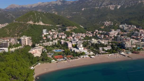 Langzame luchtfoto 's. De stad Budva, uitzicht op de Bechichi of Becici strand, een populaire toeristische plaats in Montenegro — Stockvideo