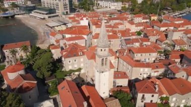 Hava videosu. Yavaş çekim yap. Budva 'nın Eski Kenti Karadağ' da popüler turizm beldesi