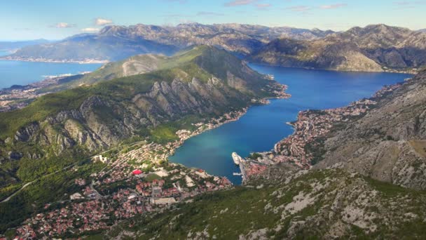 Flygfoto av staden Kotor i Montenegro. Skjuten riktigt högt från utsiktspunkten på vägen till Lovcen berget — Stockvideo